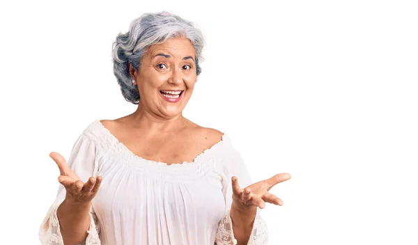 Mujer Mayor Con Pelo Gris Vistiendo Estilo Bohemio Sonriendo Alegre — Foto de Stock