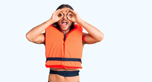 Junger Gutaussehender Mann Mit Nautischer Rettungsweste Der Eine Gute Geste — Stockfoto