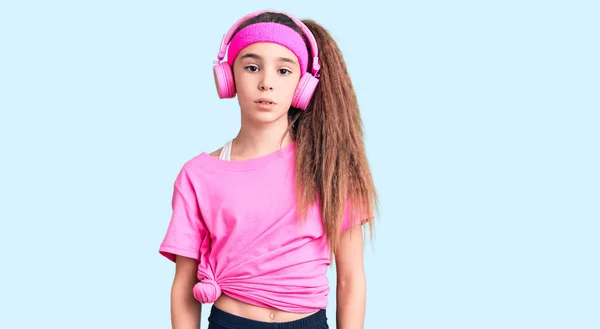 Мила Дівчина Іспаномовним Дитячим Одягом Спортзалі Використовує Навушники Розслаблених Серйозним — стокове фото