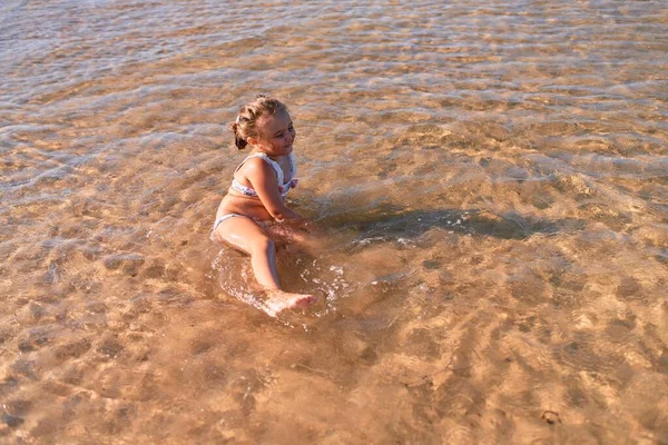 Adorable Enfant Blond Portant Bikini Souriant Heureux Assis Sur Sable — Photo