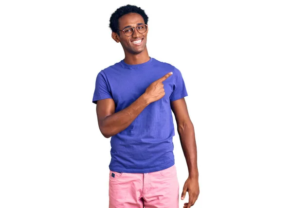 Hombre Guapo Africano Vistiendo Ropa Casual Gafas Alegres Con Una — Foto de Stock