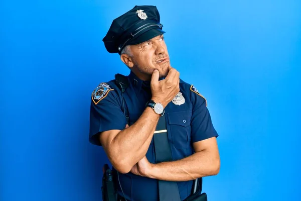 Pohledný Muž Středního Věku Policejní Uniformě Přemýšlí Otázce Znepokojen Nervózní — Stock fotografie