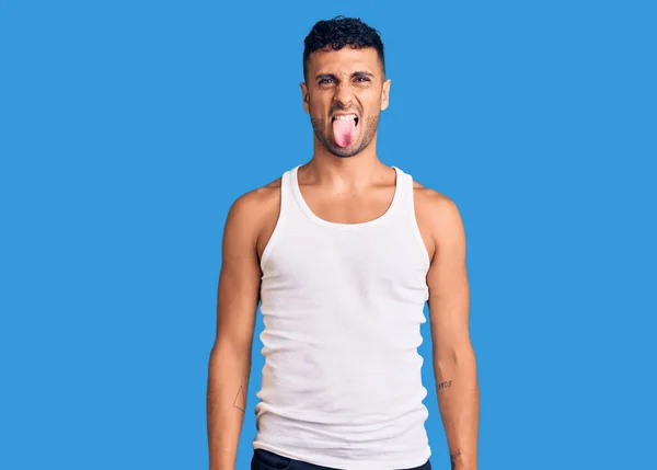 Ung Latinamerikansk Man Klädd Avslappnade Kläder Sticker Tungan Glad Med — Stockfoto