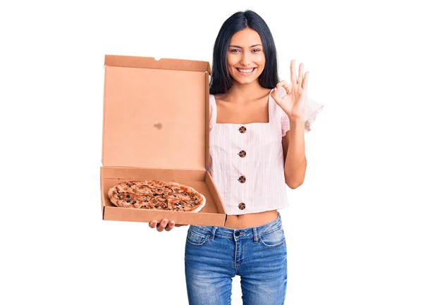 Menina Latina Bonita Jovem Segurando Entrega Caixa Pizza Fazendo Sinal — Fotografia de Stock
