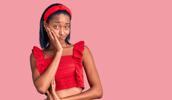 Jovem Afro Americana Vestindo Roupas Casuais Verão Pensando Cansado Entediado — Fotografia de Stock