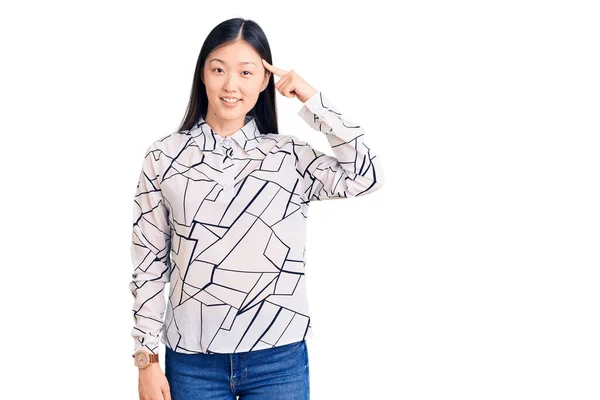 Mladá Krásná Číňanka Neformální Košili Úsměvem Ukazuje Hlavu Jedním Prstem — Stock fotografie