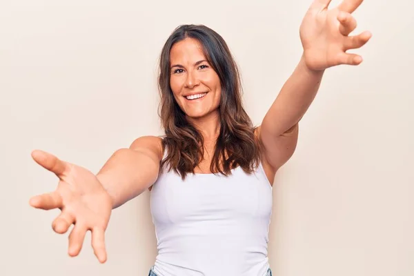 Junge Schöne Brünette Frau Lässigem Shirt Vor Isoliertem Weißem Hintergrund — Stockfoto