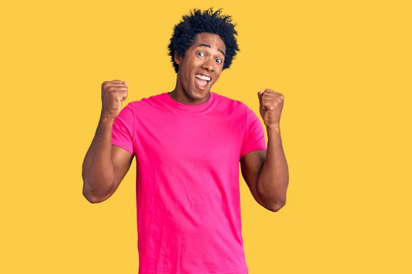 Snygg Afrikansk Amerikansk Man Med Afro Hår Bär Casual Rosa — Stockfoto