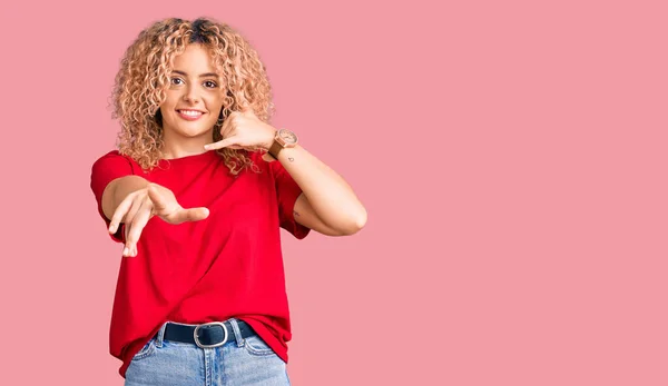 Mujer Rubia Joven Con Pelo Rizado Usando Camiseta Roja Casual —  Fotos de Stock