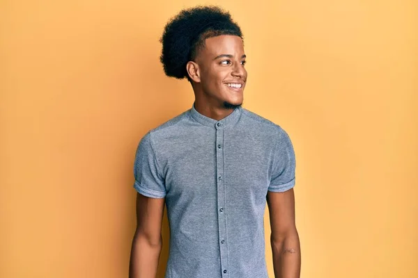 Afro Amerikanischer Mann Mit Afro Haaren Trägt Lässige Kleidung Die — Stockfoto