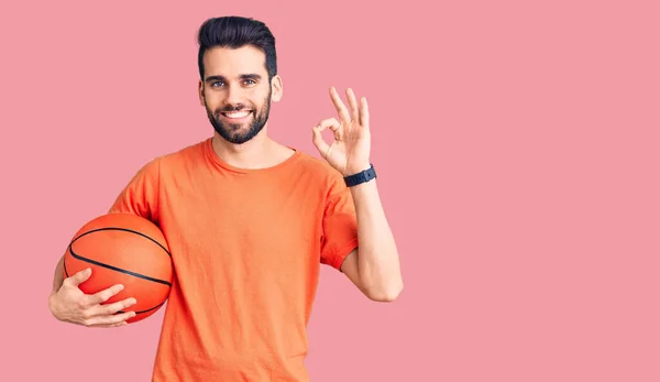 Jovem Homem Bonito Com Barba Balançando Bola Basquete Fazendo Sinal — Fotografia de Stock