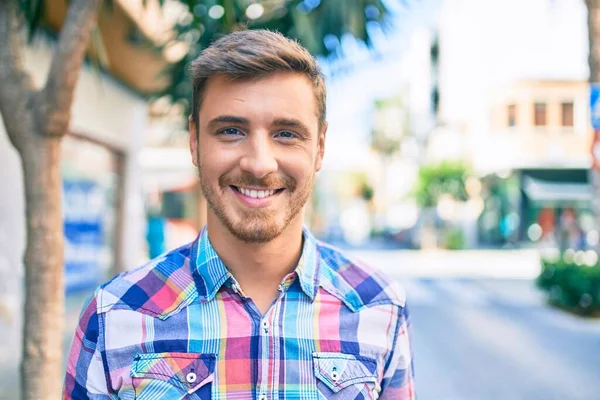 Genç Beyaz Adam Gülümseyerek Şehirde Mutlu Mesut Yürüyor — Stok fotoğraf