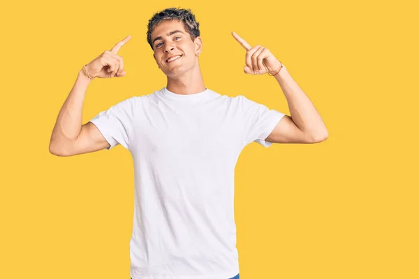 Mladý Pohledný Muž Neformální Bílé Košili Úsměvem Ukazuje Hlavu Oběma — Stock fotografie