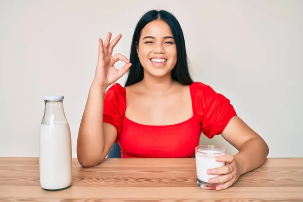 Ung Vacker Asiatisk Flicka Dricker Ett Glas Färsk Mjölk Gör — Stockfoto