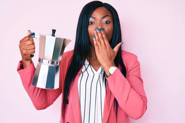 Ung Afrikansk Amerikansk Kvinna Håller Italiensk Kaffebryggare Täcker Munnen Med — Stockfoto