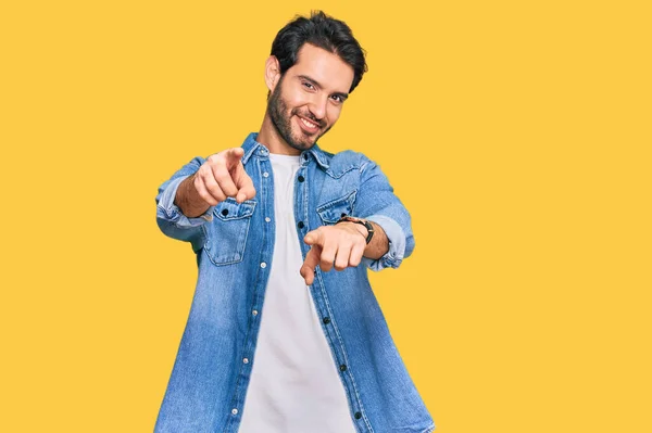 Gündelik Kıyafetler Giyen Genç Spanyol Adam Seni Kamerayı Parmaklarıyla Göstererek — Stok fotoğraf
