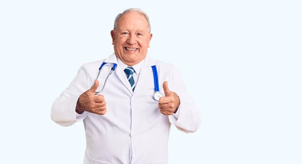 Senior Bell Uomo Dai Capelli Grigi Indossa Cappotto Medico Segno — Foto Stock