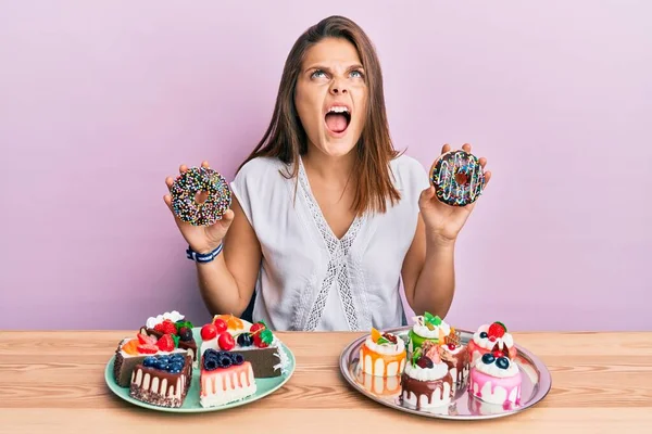 Young Caucasian Woman Eating Pastries Breakfast Angry Mad Screaming Frustrated — Stock Photo, Image