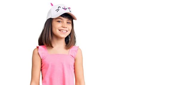 Młoda Dziewczynka Bang Noszenie Śmieszne Czapki Kotek Patrząc Pozytywnie Szczęśliwy — Zdjęcie stockowe