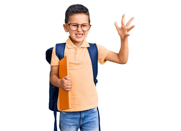 Klein Schattig Jongetje Dragen Schooltas Het Houden Van Boek Vieren — Stockfoto