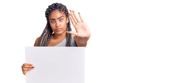 Mujer Afroamericana Joven Con Trenzas Sosteniendo Banner Vacío Blanco Con —  Fotos de Stock