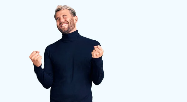 Junger Schöner Blonder Mann Lässigem Rollkragenpullover Sehr Glücklich Und Aufgeregt — Stockfoto