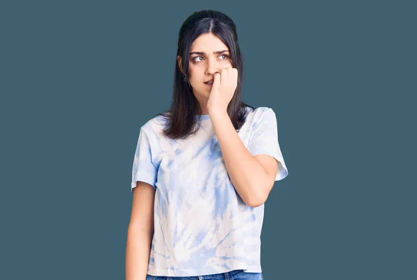 Joven Hermosa Chica Con Camiseta Casual Buscando Estresado Nervioso Con — Foto de Stock