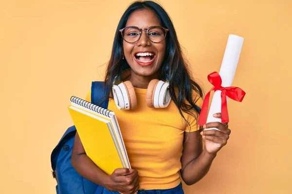 Ung Indian Flicka Bär Student Ryggsäck Innehar Diplom Ler Och — Stockfoto