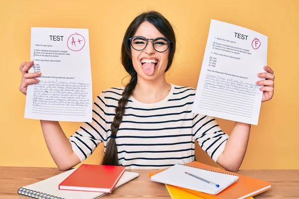 Brunett Tonåring Flicka Visar Misslyckade Och Klarat Examen Sticker Tungan — Stockfoto