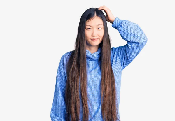 Junge Schöne Chinesin Lässigem Rollkragenpullover Verwirrt Und Wundert Sich Über — Stockfoto