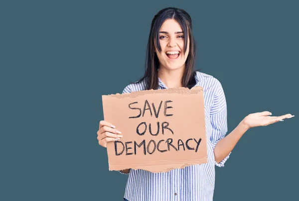 Jovem Menina Bonita Segurando Salvar Nossa Bandeira Papelão Democracia Celebrando — Fotografia de Stock