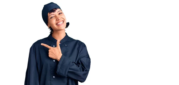 Joven Morena Con Pelo Corto Vistiendo Uniforme Cocinero Profesional Alegre —  Fotos de Stock