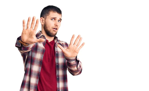 Νεαρός Όμορφος Άνδρας Φορώντας Casual Πουκάμισο Κάνει Στάση Χειρονομία Χέρια — Φωτογραφία Αρχείου