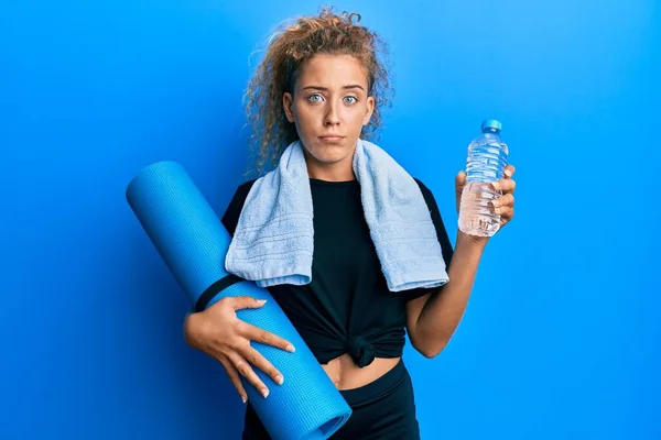 Prachtige Blanke Tiener Meisje Houden Yoga Mat Fles Water Depressief — Stockfoto