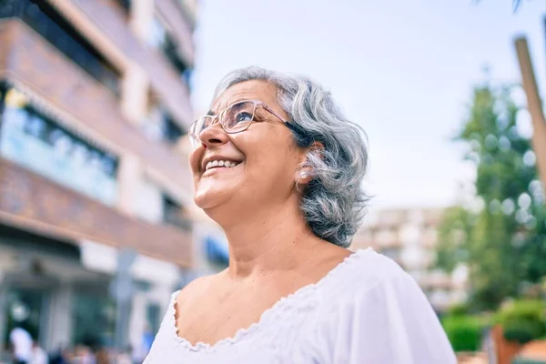 Mujer Mediana Edad Con Pelo Gris Sonriendo Feliz Aire Libre —  Fotos de Stock