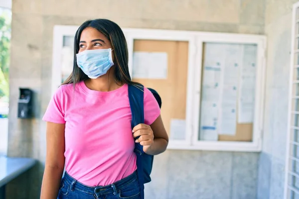 Νεαρή Λατίνα Μαθήτρια Που Φοράει Ιατρική Μάσκα Στην Πανεπιστημιούπολη — Φωτογραφία Αρχείου