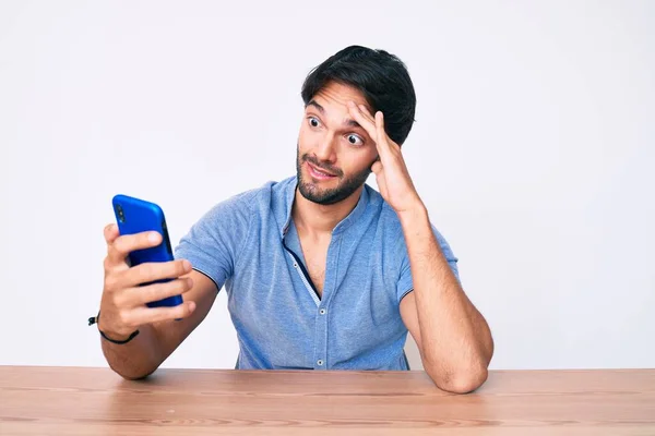 Bello Ispanico Uomo Utilizzando Smartphone Seduto Sul Tavolo Stressato Frustrato — Foto Stock