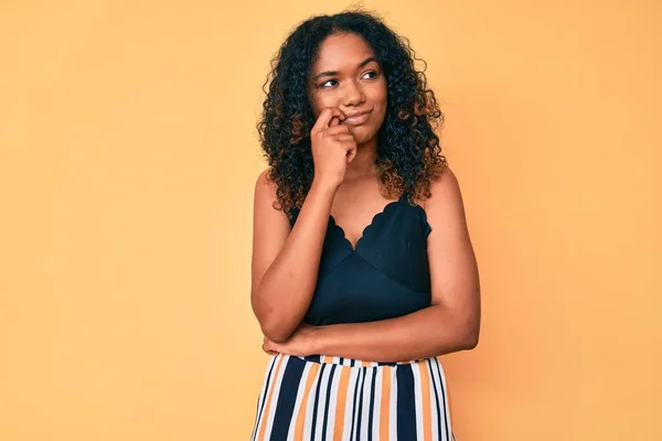 Jovem Afro Americana Vestindo Roupas Casuais Pensando Concentrou Dúvida Com — Fotografia de Stock