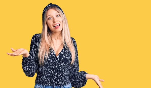 Jonge Mooie Blonde Vrouw Dragen Casual Kleding Glimlachend Vrolijk Met — Stockfoto