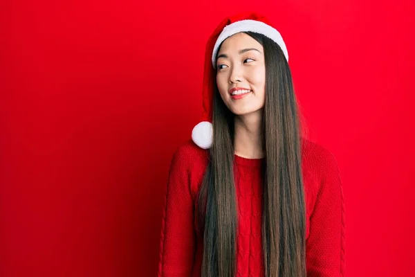 Jovem Chinesa Vestindo Chapéu Natal Olhando Para Lado Relaxar Pose — Fotografia de Stock