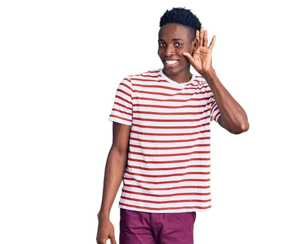 年轻的非洲裔美国人 身穿休闲装 面带微笑 侧耳细听流言蜚语 聋的概念 — 图库照片