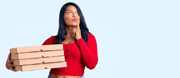 Hispanic Kvinna Med Långt Hår Håller Leverans Pizza Box Allvarligt — Stockfoto