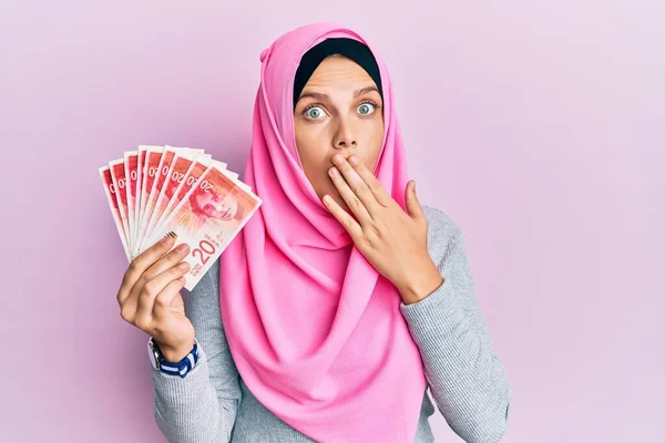 Νεαρή Λευκή Γυναίκα Που Φορούσε Ισλαμική Μαντίλα Κρατώντας Χαρτονομίσματα Των — Φωτογραφία Αρχείου