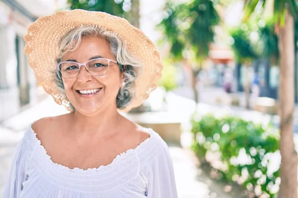 Mujer Mediana Edad Con Pelo Gris Sonriendo Feliz Usando Sombrero —  Fotos de Stock