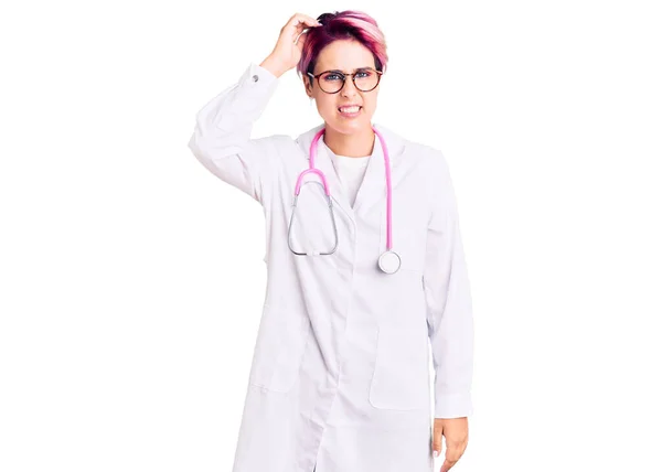 Jovem Mulher Bonita Com Cabelo Rosa Vestindo Uniforme Médico Confundir — Fotografia de Stock