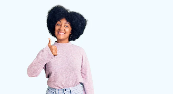 Молода Афроамериканська Дівчина Одягнена Повсякденний Одяг Посміхається Роблячи Телефонний Жест — стокове фото