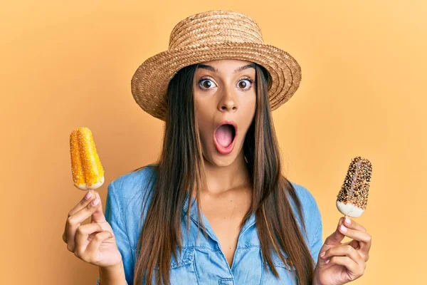 夏のスタイルを身に着けている若いヒスパニック系の女性は アイスクリームを保持恐れて 驚きと驚きの表情でショックを受けました 恐怖と興奮顔 — ストック写真
