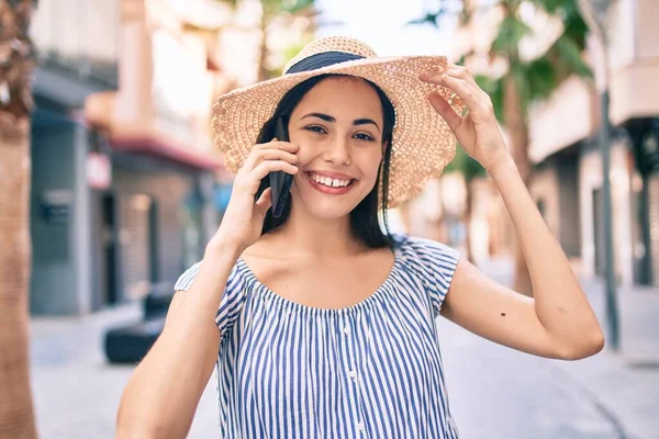 Jeune Fille Touristique Latine Vacances Souriant Heureux Parler Sur Smartphone — Photo