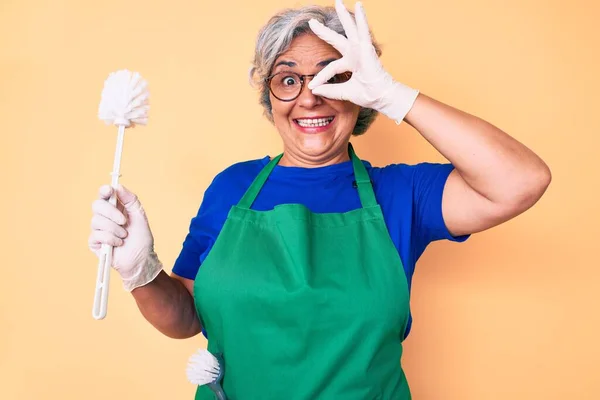 Sénior Hispânico Mulher Vestindo Avental Segurando Escova Sorrindo Feliz Fazendo — Fotografia de Stock