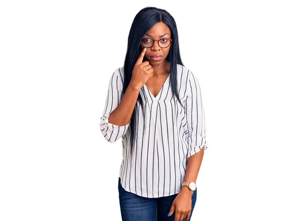 Ung Afrikansk Amerikansk Kvinna Klädd Vardagliga Kläder Och Glasögon Pekar — Stockfoto